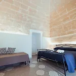 Le Dimore Nel Cortile Con Patio E Parcheggio Privato Penzion Matera