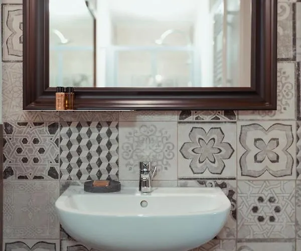 Pensión Le Dimore Nel Cortile Con Patio E Parcheggio Privato Matera